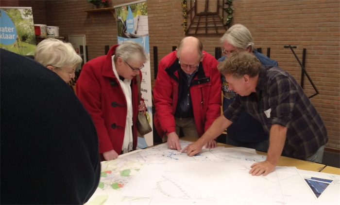Uitleg aan inwoners tijdens een bijeenkomst