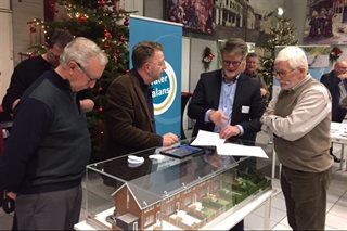Uitleg aan inwoners tijdens bijeenkomst