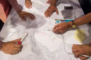 Plattegrond met uitleg aan inwoners tijdens bijeenkomst
