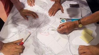 Plattegrond met uitleg aan inwoners tijdens bijeenkomst