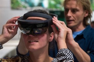 Vrouw met VR-bril tijdens bewonersavond