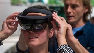 Vrouw met VR-bril tijdens bewonersavond