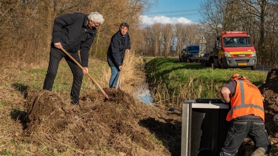 Plaatsing stuwen Maasbracht