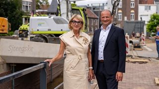 Josette Van Wersch en Leon Geilen poseren bij de werkzaamheden