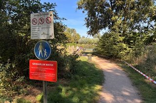 Verbodsbord aan het begin van het wandelpad