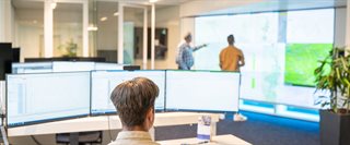 Persoon achter computer bij Waterschap Limburg