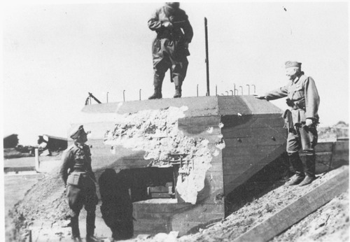 Zwart-witfoto: Duitse militairen bij S-kazemat 534 aan het Defensiekanaal bij Mill