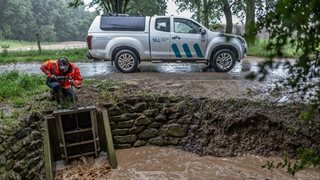 inspecteur op locatie bij wateroverlast zuid Limburg