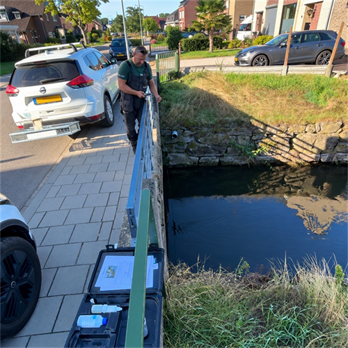 Waterinspectie langs de stadsgracht