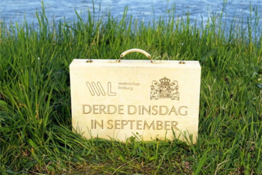 Koffertje met daarop de tekst 'derde dinsdag in september'