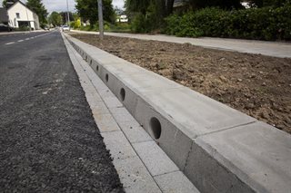Aangepaste rijbaan in Voerendaal-Oost met openingen om regenwater af te voeren. Werkzaamheden in uitvoering. Foto WRL (rechtenvrij)
