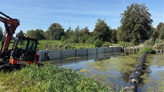 Onderhoud aan balgstuw in de Roer in Roermond