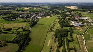Luchtfoto van het Noordal bij Noorbeek, met een afwisselend groen landschap van landbouwgronden, weilanden, bomen en natuurgebieden.