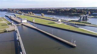 Luchtfoto van een sluizencomplex