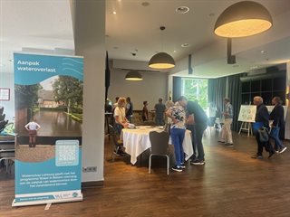 Mensen in overleg bij bijeenkomst