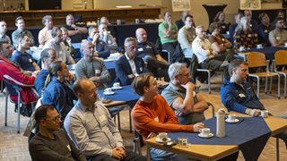 deelnemers aandachtig luisterend naar spreker