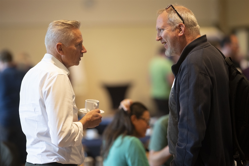 twee deelnemers in gesprek