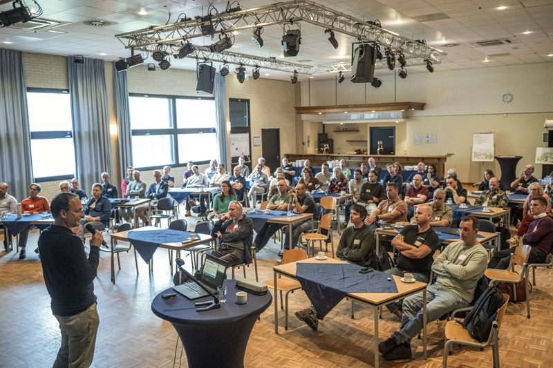 deelnemers aandachtig luisterend naar spreker