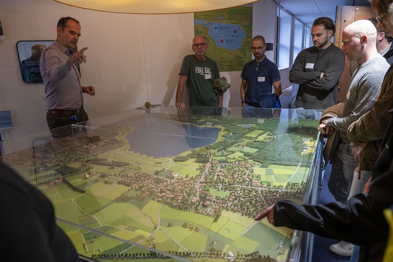 Werknemer WML geeft uitleg bij maquete