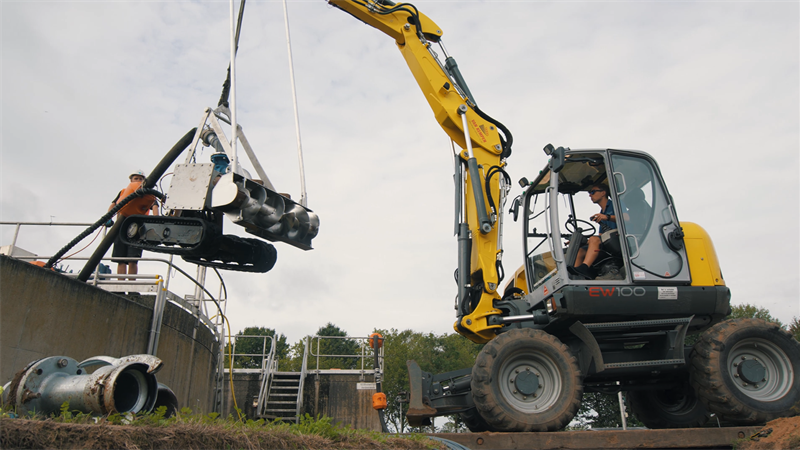 Machine takelt robot in de bak