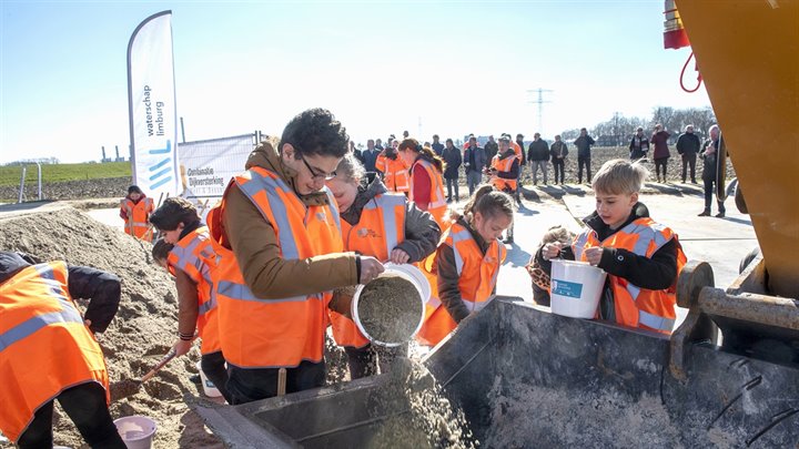 Leerlingen basisschool Op de Tump uit Heel vullen symbolisch de eerste lepel van de hijskraan met zand