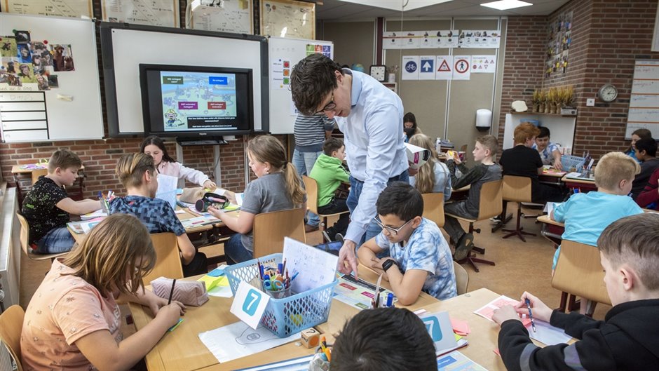 Omgevingsmanager Luuk Claessens in gesprek met Heerlense leerlingen