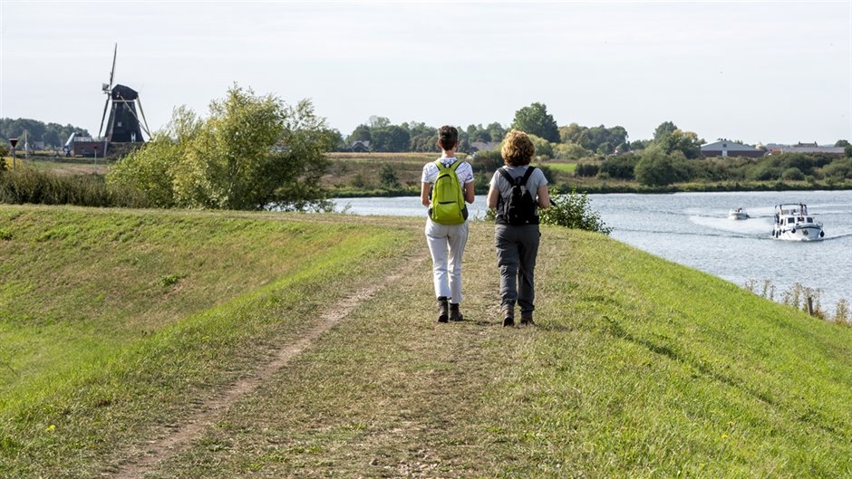 Zomer fotosessie 13b, wandelaars op de dijk in Beesel