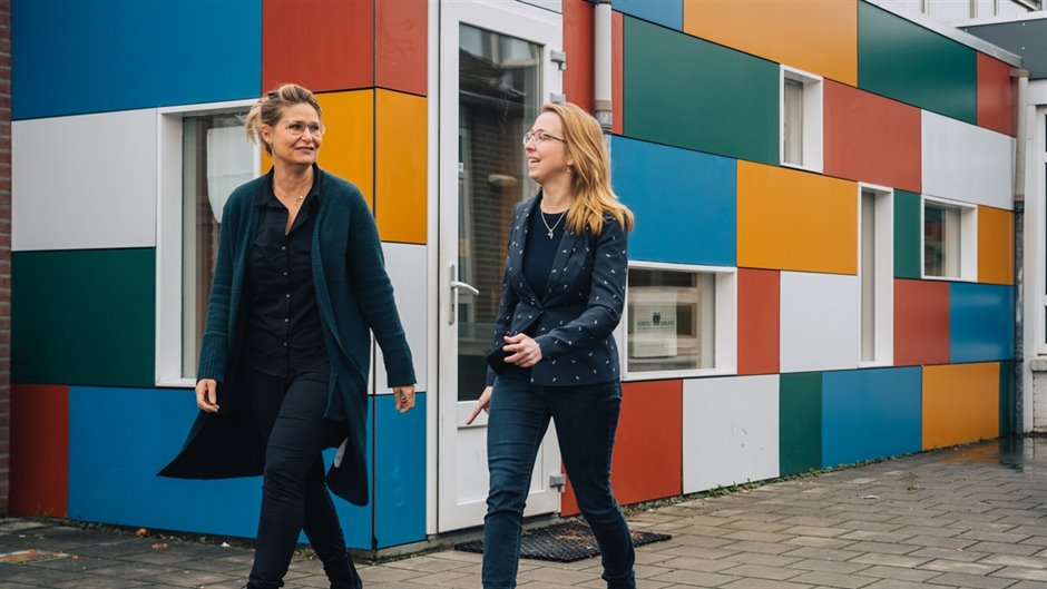 Joyce Vreede en Simone Derks voor de verhaalreeks Wij maken de dijk