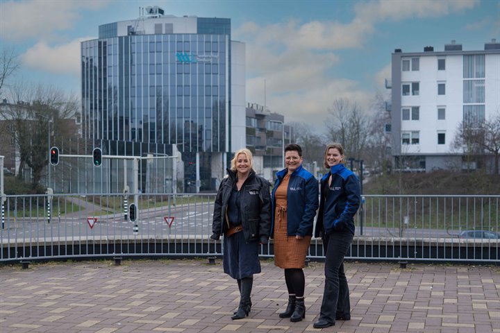 Drie vrouwelijke werknemers voor het waterschapskantoor