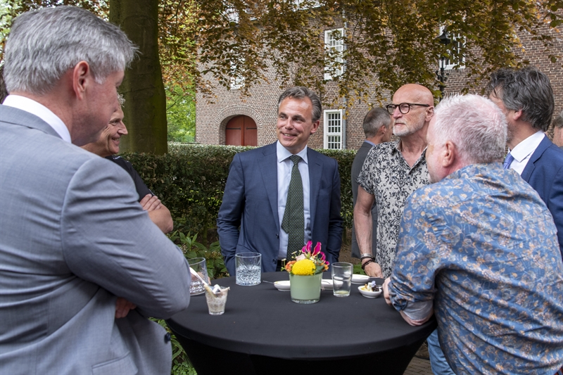 Minister Harbers ingesprek met bewoners