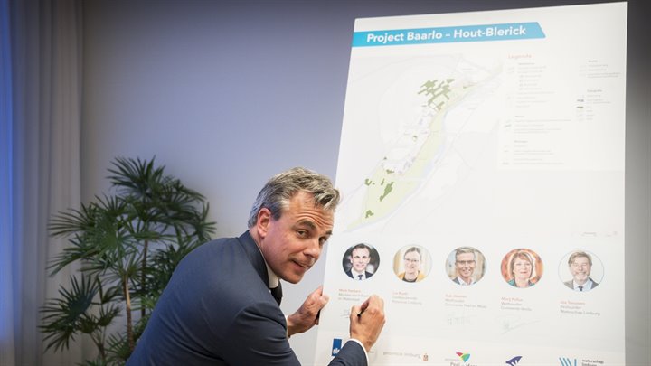 Minister Harbers ondertekent de bestuursovereenkomst van het project Baarlo - Hout-Blerick