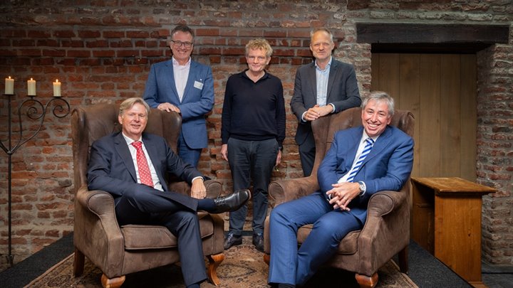 V.l.n.r. wrd dijkgraaf Lambert Verheijen, voorzitter Joachim Reichert van WVER, voormalig rijksbouwmeester Floris Alkemade, hoogleraar Co Verdaas en oud-dijkgraaf PAtrick van der Broeck.